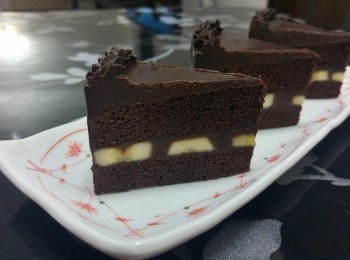 step12: **封邊後的蛋糕較易存放， 朱古力層可為蛋糕保濕； 外露的蛋糕放再雪櫃會較易變乾。 (薄薄的塗小許便可)