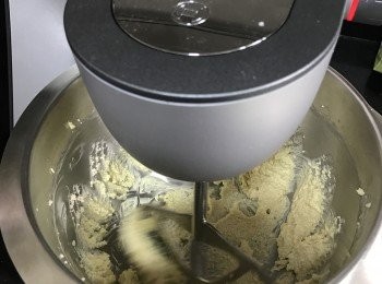 step2: 牛油室溫放軟，加入糖一齊打發至奶白色, 
加入雞蛋拌勻,