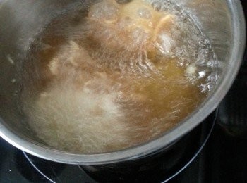 step3: 油滾後熄火,慢慢落年糕,當炸到年糕開始金黃時開大火迫出油份