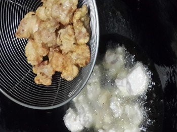 step6: 熱油鍋加適量油煮熱，分幾次落肉排块用中火炸4分鍾撈起，瀝油 ，再加入未炸的肉排蓉去炸，直至全部肉排炸熟