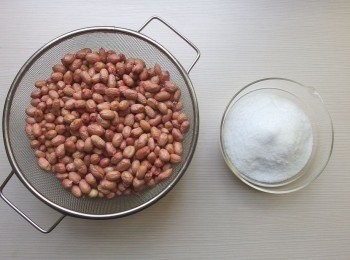 step2: 將花生先行過水，馬上瀝乾。