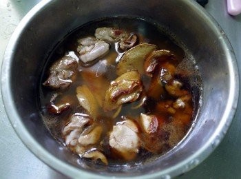 step6: 最後將炒鍋中所有<span class="group_1">食材</span>與泡香菇的水(1杯)及洗淨的米倒入鍋內，用大同電鍋煮熟即可(外鍋一杯水) 用一般電鍋也可以