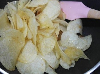 step5: 炒到餅乾變熱變得比較黃的時候倒一半的蜂蜜奶油下去炒~~ 炒到比較乾的時候倒入剩餘的蜂蜜奶油~~炒到比較收汁就完成啦!!