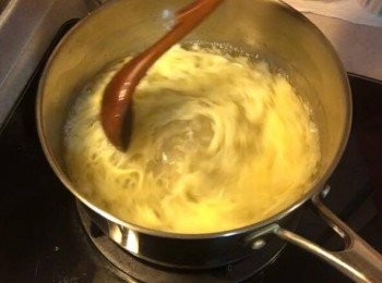 step2: 跟住倒入蛋漿攪勻便可熄火，放涼一陣先入模