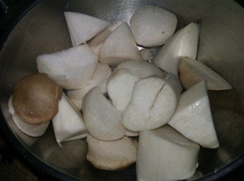 step2: 杏鮑菇切成不規則小丁狀