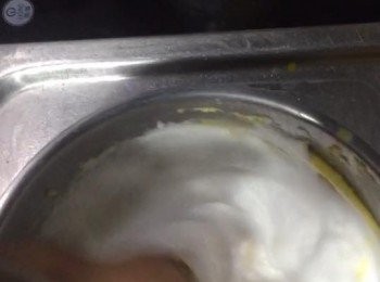 step4: 分三次混合先前混合好的麵糊