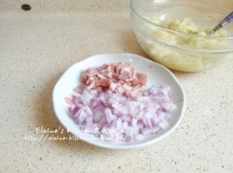 step3: 紫洋蔥及煙肉分別切細粒