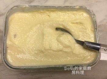 step2: 每半小時取出，用湯匙挖鬆，再冰回冷凍庫，共需2小時左右，就有綿密的冰淇淋了。
要食用時，自冰箱取出，放置室溫5-10分鐘即可輕鬆挖起。
