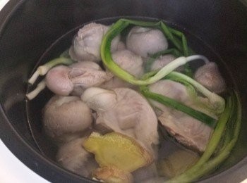 step2: 將所有「<span class="group_2">鹽焗湯料</span>」及所有「<span class="group_1">材料</span>」倒進電飯煲內，之後放入火<a href="https://bit.ly/3uTwVKG" target="_blank" data-keyword="雞腎" class="guide-link"><strong>雞腎</strong></a> <span style="display:inline-block;vertical-align:middle;margin-top:-3px;color:initial;border-radius:3px;padding:2px 3px;font-size:12px;line-height:14px;background:#87d300;color:#fff;">即買</span> ，按著「開始」，約30分鐘後攪拌一下火<a href="https://bit.ly/3uTwVKG" target="_blank" data-keyword="雞腎" class="guide-link"><strong>雞腎</strong></a> <span style="display:inline-block;vertical-align:middle;margin-top:-3px;color:initial;border-radius:3px;padding:2px 3px;font-size:12px;line-height:14px;background:#87d300;color:#fff;">即買</span> ，烹煮20分鐘後關上電源，再焗20分鐘。