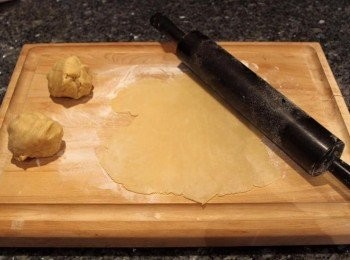 step6: <span class="group_2">派皮</span>: 均勻混合<span class="group_2">派皮</span>所以材料 揉成麵團。放入冰箱冷藏4小時以上或隔夜。