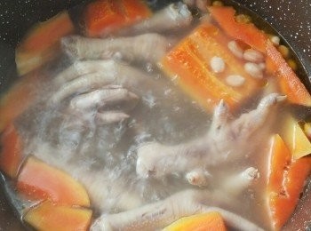step2: 所有材料放滾水，中小火煲3小時便可飲用