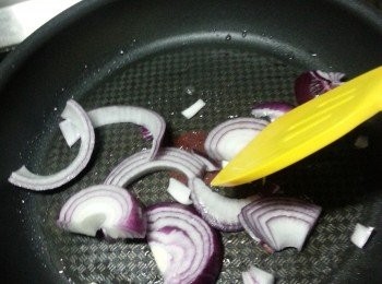 step4: 用1湯匙油起鑊,先爆香洋蔥