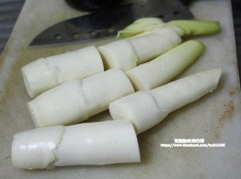 step2: 我將茭白筍對切一半。