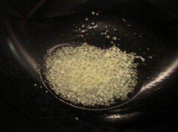 step3: 熱油鍋，爆香蒜蓉。