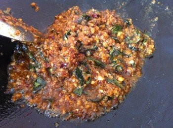 step2: 取出鍋加入適量的食油，油熱。
鮮蝦下鍋油炸至8分熟《約20多秒左右》盛起待用。