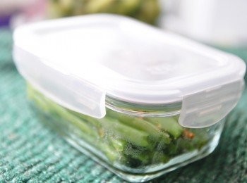 step6: 樂扣樂扣玻璃保鮮盒品牌是耐熱玻璃保鮮盒，可以直接從冷凍庫拿出來放入電鍋、微波爐、烤箱烹飪，耐熱玻璃保鮮盒焗烤微波安全不會爆裂！