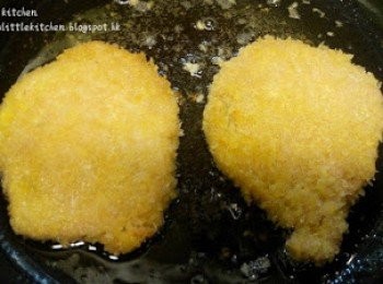 step6: 中火炸約10分鐘，再轉大火炸至金黃即可上碟。