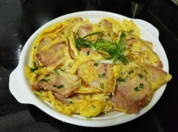 step6: 做法 :

將雞蛋放入 , 雞粉 , 黑椒 , 胡椒粉 , 蔥花打好備用 , 煙燻鴨胸先直切開一半再用斜刀切片 .
 
起油鑊爆香蒜頭 , 乾蔥爆炒鴨胸至出香味 , 稍為放涼後 , 放入蛋汁閒置約 10 分鐘 , 等鴨胸可吸收蛋汁 .

先將油鑊燒紅再轉細火 , 倒入蛋汁鴨胸 , 再轉回中火慢慢煎香至成形 , 再反轉同樣煎至成形及冇蛋汁流出 , 放上少少蔥花 , 完成 .