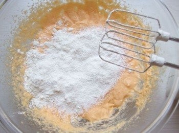 step9: 將已混合過篩的粉類二次過篩後加入。並用橡皮刮刀或攪拌器好好攪拌均勻。