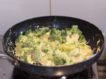 step6: 加入己隔乾的青花椰菜炒勻（如沒有烤箱基本上這個步驟後亦可享用）