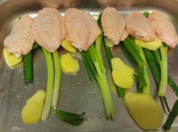 step2: 薑蔥墊底盤, 然後將<a href="https://bit.ly/3zHU5V3" target="_blank" data-keyword="雞翼" class="guide-link"><strong>雞翼</strong></a> <span style="display:inline-block;vertical-align:middle;margin-top:-3px;color:initial;border-radius:3px;padding:2px 3px;font-size:12px;line-height:14px;background:#87d300;color:#fff;">即買</span> 放面。