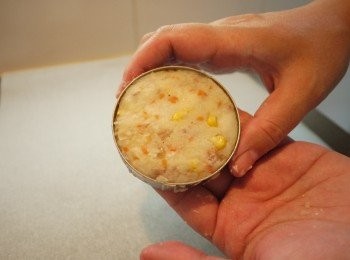 step9: 整型時可以利用手邊的模型,讓每一個可樂餅的大小都能夠一樣,整裡好形狀的可樂餅放入冷凍庫30~40分鐘,讓可樂餅定型,等一下沾麵包粉油炸時才不易變型