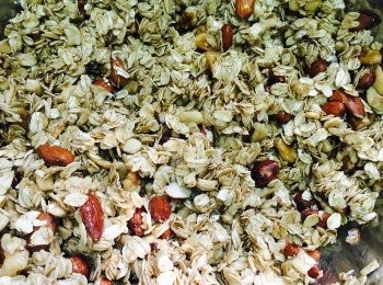 step4: 將糖漿逐少倒入燕麥片內，充分攪拌至所有燕麥片均勻被糖漿包裹。