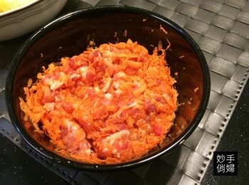 step2: 豬絞肉加入紅蘿蔔絲加入米酒,醬油,鹽巴,白胡椒粉醃個大約20分鐘入味
