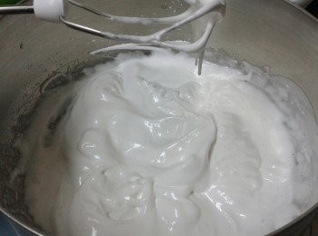 step1: 用打蛋器打發蛋白，有泡沫時下糖霜，香草精及鹽，不停打至末端堅挺