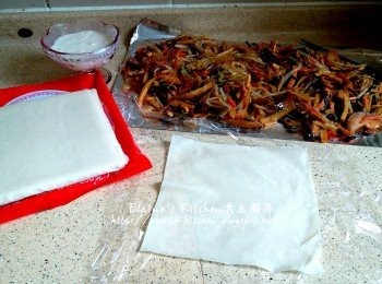 step14: 期間將春卷皮分成一塊塊 , 麵粉加少許水拌勻