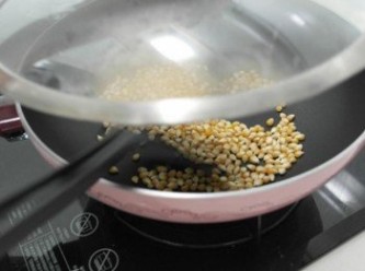 step3: 慢慢的玉米粒會開始受熱~~ 鍋蓋半蓋一邊用鏟子炒!!