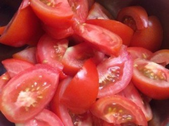 step2: 番茄洗淨，切塊。