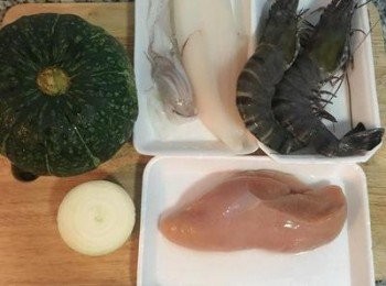 step1: 海鮮洗淨備用，南瓜外皮洗淨擦乾。
洋蔥切絲；蝦去頭、去殼、去泥腸，切大丁備用；
中卷清洗乾淨後，切成丁；<a href="https://bit.ly/3EZL8dD" target="_blank" data-keyword="雞胸" class="guide-link"><strong>雞胸</strong></a> <span style="display:inline-block;vertical-align:middle;margin-top:-3px;color:initial;border-radius:3px;padding:2px 3px;font-size:12px;line-height:14px;background:#87d300;color:#fff;">即買</span> 肉切與明蝦ㄧ樣大小的丁狀。