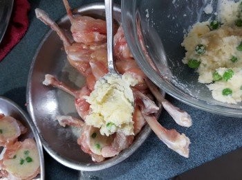 step11: 再將薯蓉釀入<a href="https://bit.ly/3zHU5V3" target="_blank" data-keyword="雞翼" class="guide-link"><strong>雞翼</strong></a> <span style="display:inline-block;vertical-align:middle;margin-top:-3px;color:initial;border-radius:3px;padding:2px 3px;font-size:12px;line-height:14px;background:#87d300;color:#fff;">即買</span> 內，此時<a href="https://bit.ly/3zHU5V3" target="_blank" data-keyword="雞翼" class="guide-link"><strong>雞翼</strong></a> <span style="display:inline-block;vertical-align:middle;margin-top:-3px;color:initial;border-radius:3px;padding:2px 3px;font-size:12px;line-height:14px;background:#87d300;color:#fff;">即買</span> 皮是在裡邊，肉在外