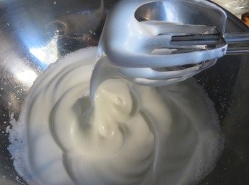 step3: 蛋清中加入数滴柠檬汁。蛋清打至粗泡 然后分两次加入糖粉打到蛋清细腻 拉起打蛋器有大弯钩即可。备用。