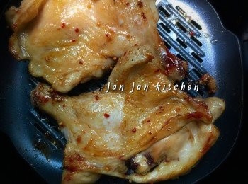 step2: 反面掃上醃完肉的汁，再焗4分鐘，然後兩面掃蜜糖160度多焗2分鐘至金黃香脆即成。
如用焗爐，一樣做法，加長點焗的時間即可。