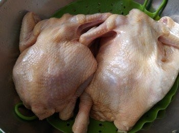 step2: 需用架盛住放入雪櫃,最少雪三小時。