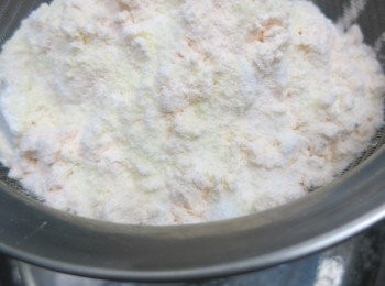 step8: 先把低筋麵粉+吉士粉+奶粉+椰子粉過篩到一個大碗內