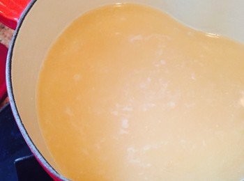 step2: 雞湯和水放鍋內煮滾，加入麵豉煮至完全溶化。