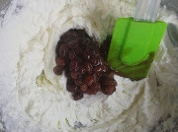 step8: 12. 雪凍既忌廉加入紅豆蓉拌勻