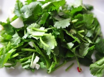 step8: 再放入香菜入鍋略拌炒