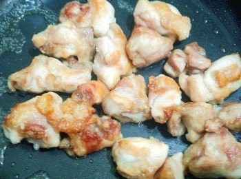 step3: 熱鍋,放少許油,再將雞塊用小火煎熟