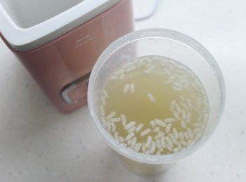 step7: 看到很多飯粒浮面便成釀熟完成。