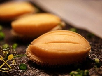 step1: 鮑魚輕力略略刷洗，用刀垂直界坑，備用