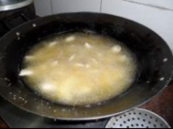 step7: 7成熱放入角仔，小火慢炸。