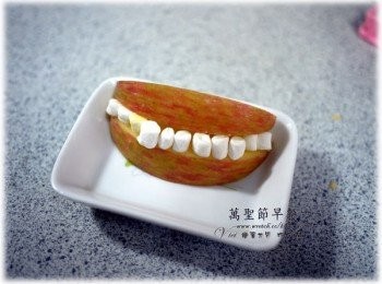 step7: 做法：
1.蘋果如下圖切出一大塊來，接著再平均對切成二片 
2.蘋果片抹上果醬使其產生黏稠感
3.放上一排棉花糖當做牙齒後，再覆蓋另一片蘋果即可