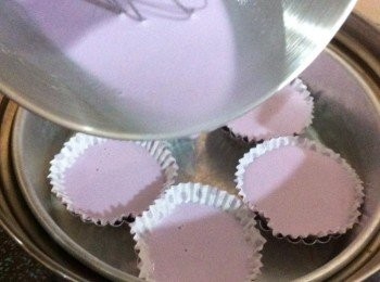 step5: 取出熄火鍋加入適量的水分煮滾，把裝有麵糊的紙杯，送進蒸爐。