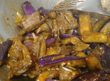 step4: 先炒香蒜頭及紅葱頭，灒酒再倒入醬汁爆香。加入茄子煮至軟身後再下牛仔骨煸炒至熟及收汁。最後灑下葱段便可。