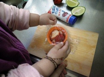 step6: 然後鋪上保鮮膜~微波時在下面在墊一個盤子在容器下（微波時果醬會微溢出，方便清理）