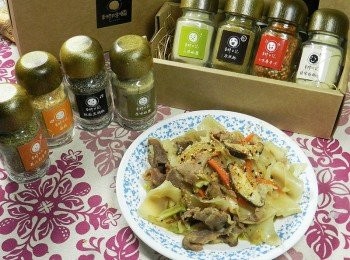 step9: 吃起來非常夠味~還有一點點微微芥末的味道~一下子炒水餃麵就充滿了日式風味~~